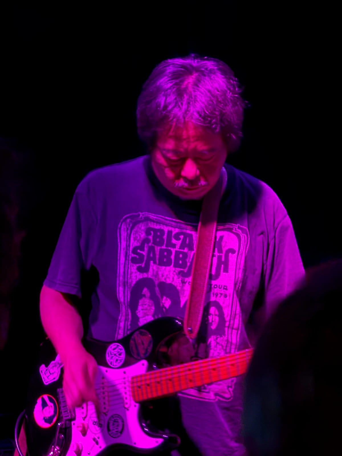 Tabata Mitsuru playing the guitar